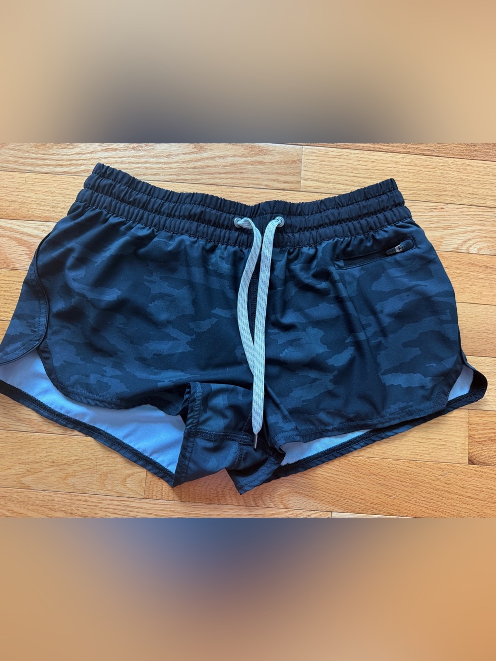 Vuori Black Camo Athletic Running Shorts Women’s Small Lined Zip Pocket